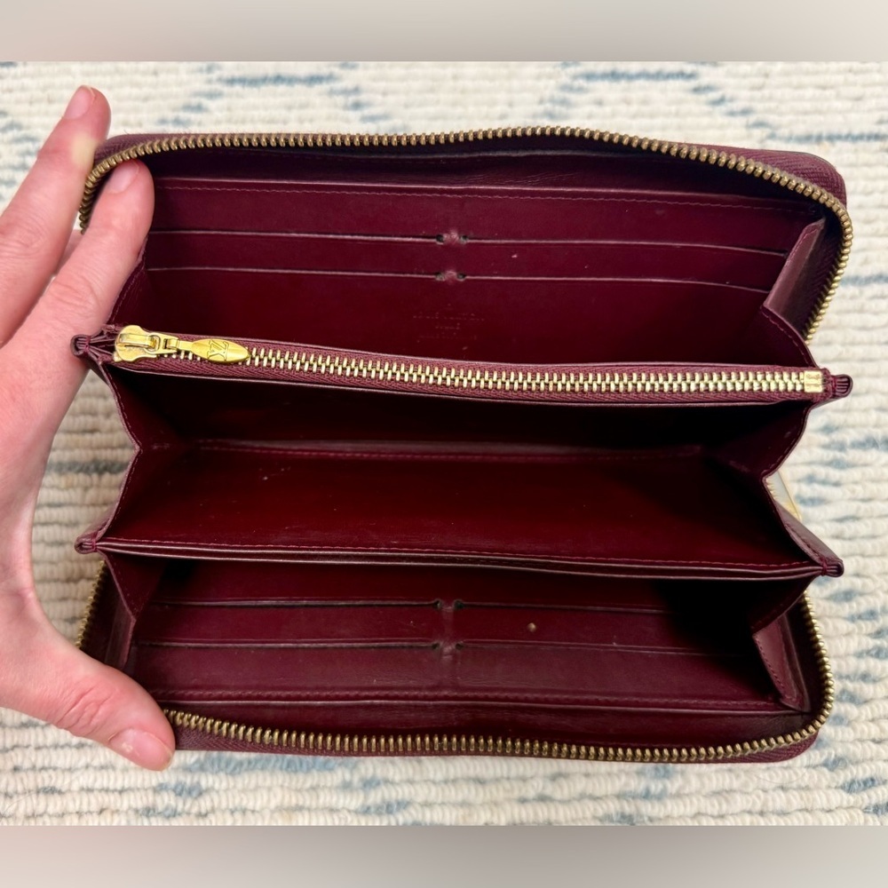 LOUIS VUITTON Classic Monogram Burgundy Vernis Patent Leather Zippy Chic Wallet - Picture 11 of 16